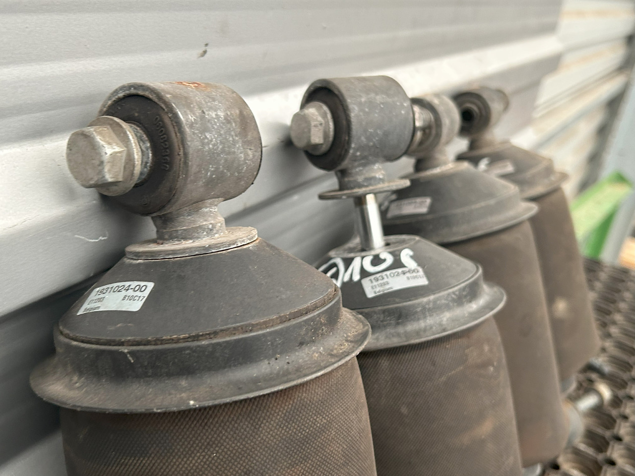 DAF XF 106 CAB SUSPENSION BOOT SET - Окачване на кабината: снимка 3 DAF XF 106 CAB SUSPENSION BOOT SET - Окачване на кабината: снимка 3