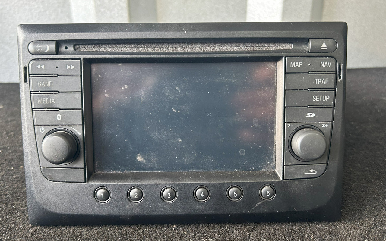 DAF XF 106 ORIGINAL RADIO + MOUNTING BOX - Универсална част: снимка 1 DAF XF 106 ORIGINAL RADIO + MOUNTING BOX - Универсална част: снимка 1