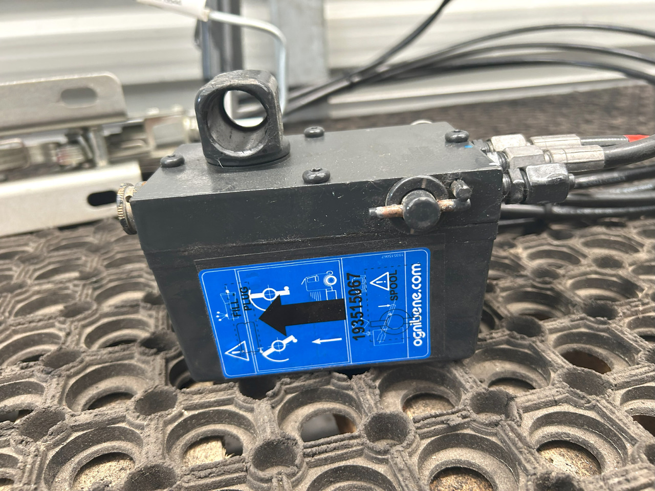 IVECO EUROCARGO 75E MLC CABIN LIFTING KIT - Хидравличен цилиндър: снимка 2 IVECO EUROCARGO 75E MLC CABIN LIFTING KIT - Хидравличен цилиндър: снимка 2