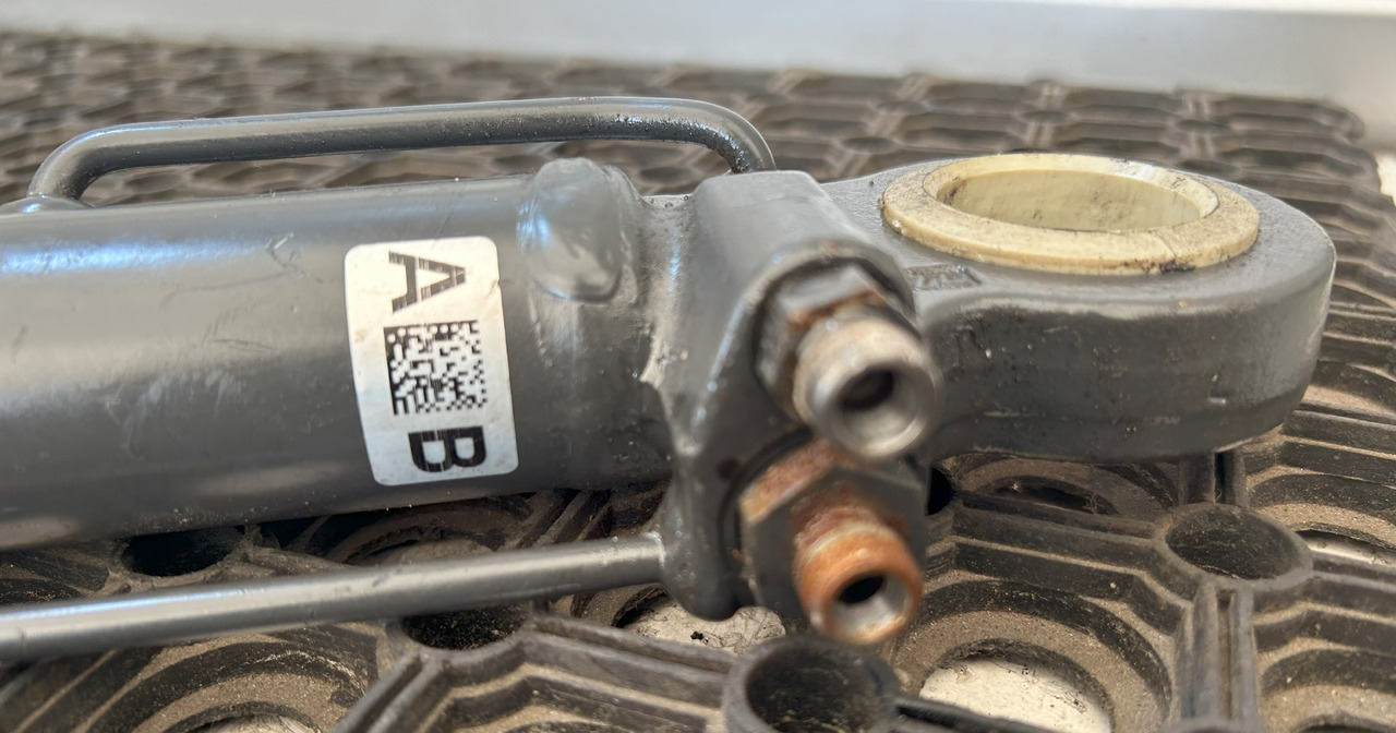 MERCEDES ATEGO CABIN LIFTING ACTUATOR + PUMP - Окачване на кабината: снимка 5 MERCEDES ATEGO CABIN LIFTING ACTUATOR + PUMP - Окачване на кабината: снимка 5
