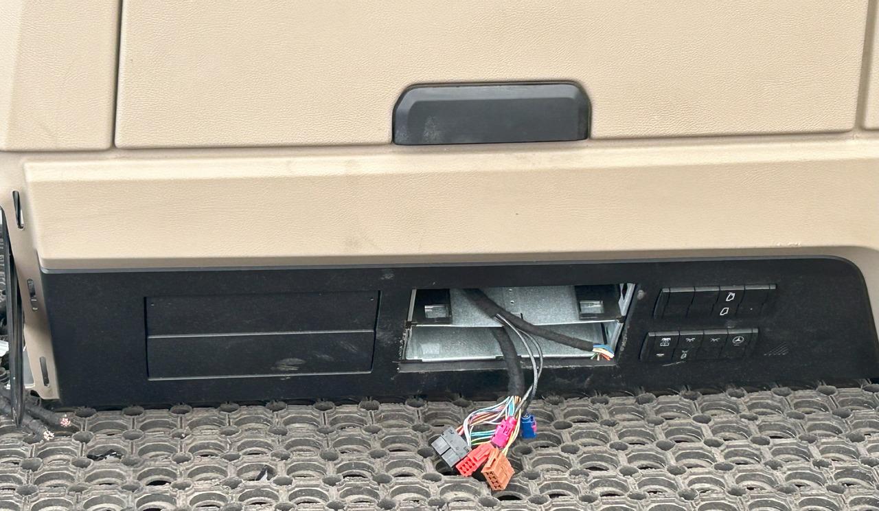 MERCEDES-BENZ UPPER COCKPIT STORAGE COMPARTMENTS SHELVES SHELF STORAGE COMPARTMENT GIGA SPACE CAB - Кабина и интериор: снимка 2 MERCEDES-BENZ UPPER COCKPIT STORAGE COMPARTMENTS SHELVES SHELF STORAGE COMPARTMENT GIGA SPACE CAB - Кабина и интериор: снимка 2