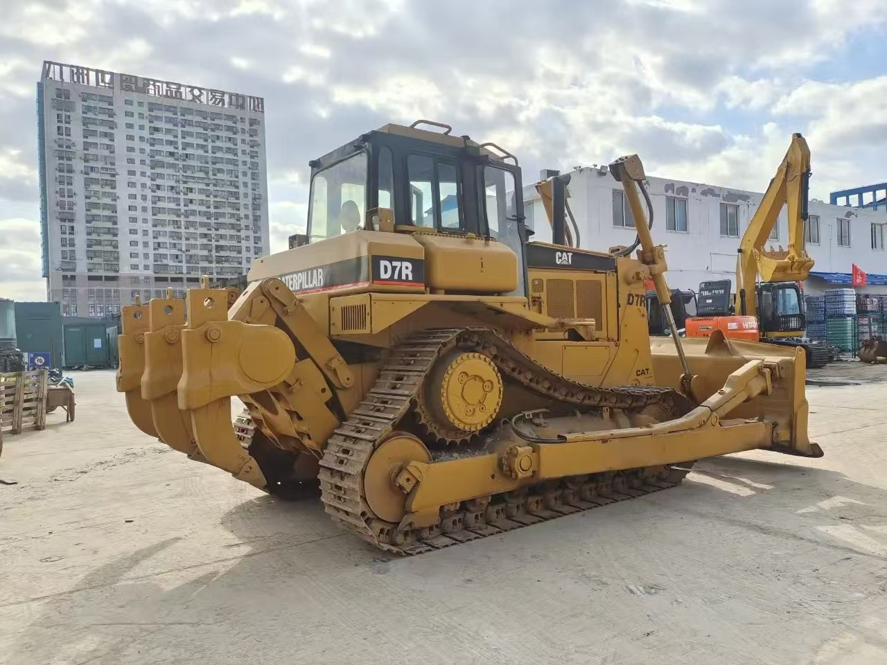 Caterpillar Secondhand Bulldozer CAT D7R Japan Origin Tracked Tractor - Булдозер: снимка 1 Caterpillar Secondhand Bulldozer CAT D7R Japan Origin Tracked Tractor - Булдозер: снимка 1