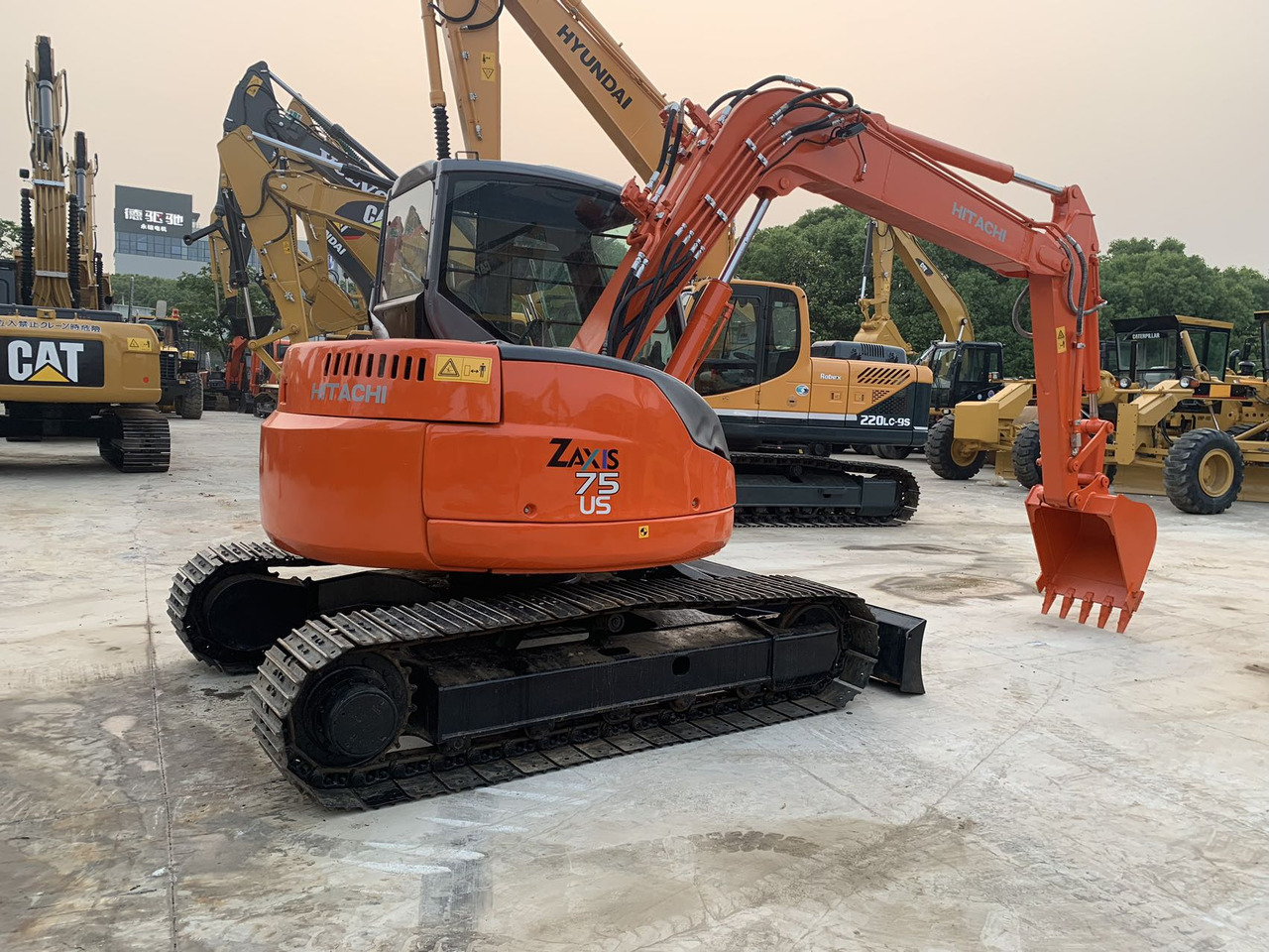 Hitachi Tracked Excavator ZX75 with Blade Dozer - Верижен багер: снимка 1 Hitachi Tracked Excavator ZX75 with Blade Dozer - Верижен багер: снимка 1