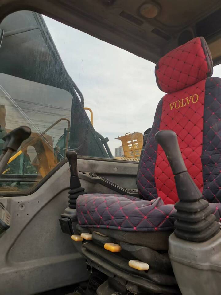 Volvo EC210B - Верижен багер: снимка 4 Volvo EC210B - Верижен багер: снимка 4