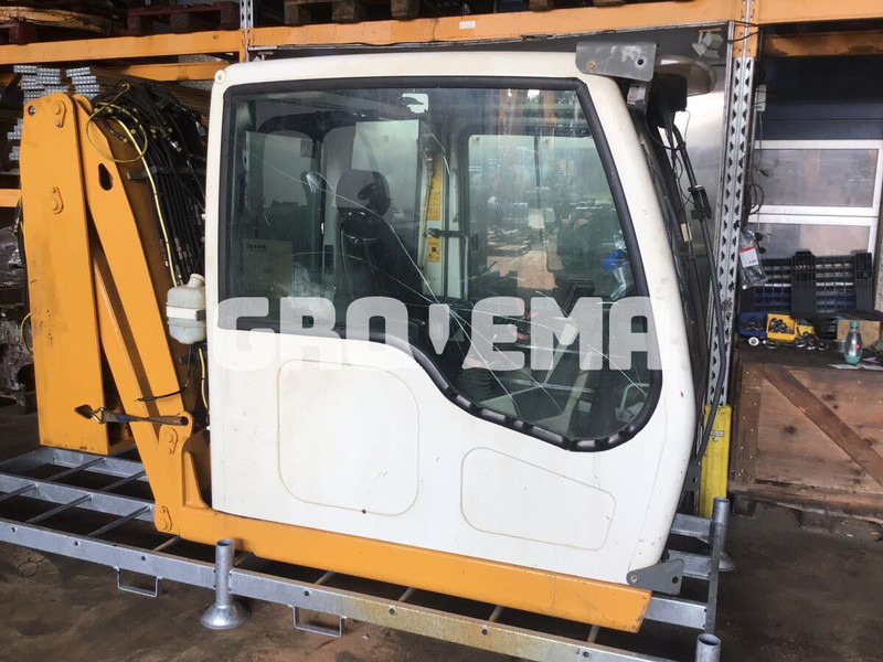 Liebherr A904C Li / A900C Li / A944C Li / A914C li / A934C Li / A924C Li / R900C Li / R944C Li / R904C / R914C / R924 C / R954C / A954C L - Кабина и интериор: снимка 1 Liebherr A904C Li / A900C Li / A944C Li / A914C li / A934C Li / A924C Li / R900C Li / R944C Li / R904C / R914C / R924 C / R954C / A954C L - Кабина и интериор: снимка 1