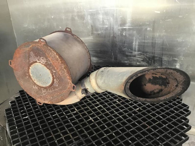 Liebherr Exhauist Silencer - Изпускателна тръба: снимка 1 Liebherr Exhauist Silencer - Изпускателна тръба: снимка 1