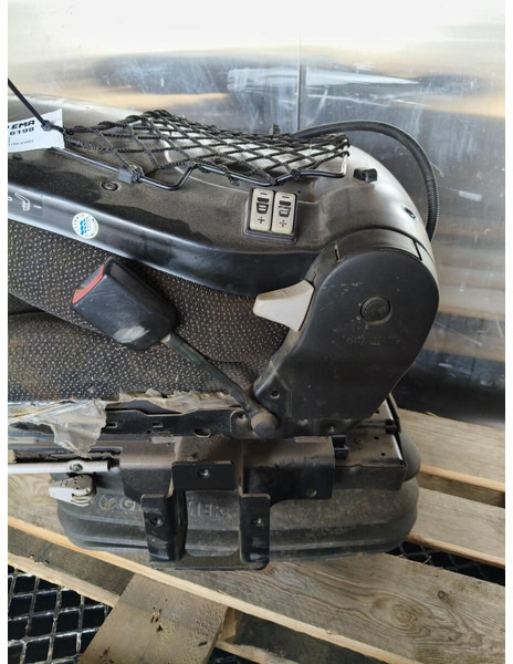 Liebherr R926 COMP - Седалка: снимка 2 Liebherr R926 COMP - Седалка: снимка 2