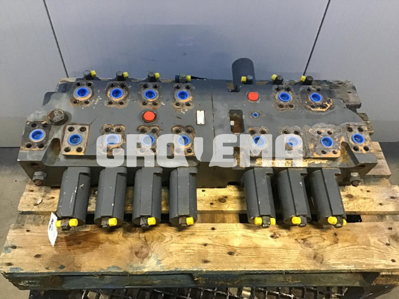 Liebherr R954C / R956 / R960 - Глава на блока: снимка 1 Liebherr R954C / R956 / R960 - Глава на блока: снимка 1