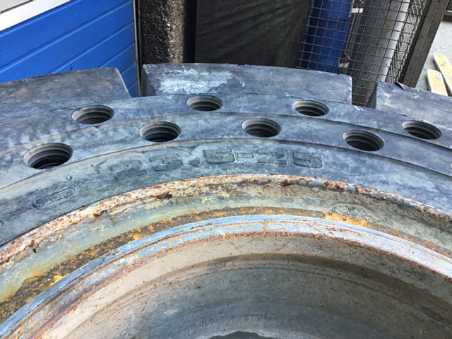 Liebherr Tires 23,5R25 - Гуми и джанти: снимка 1 Liebherr Tires 23,5R25 - Гуми и джанти: снимка 1