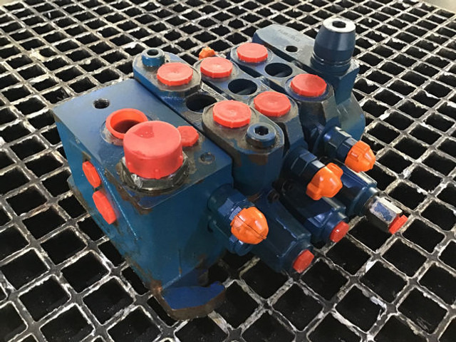 Liebherr Valve Block - Цилиндров блок: снимка 1 Liebherr Valve Block - Цилиндров блок: снимка 1