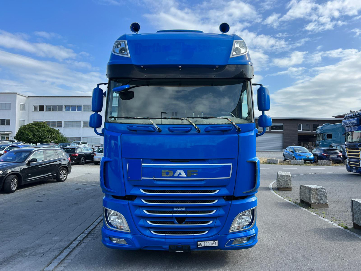 DAF XF510 6x2 - Камион с брезент: снимка 2 DAF XF510 6x2 - Камион с брезент: снимка 2
