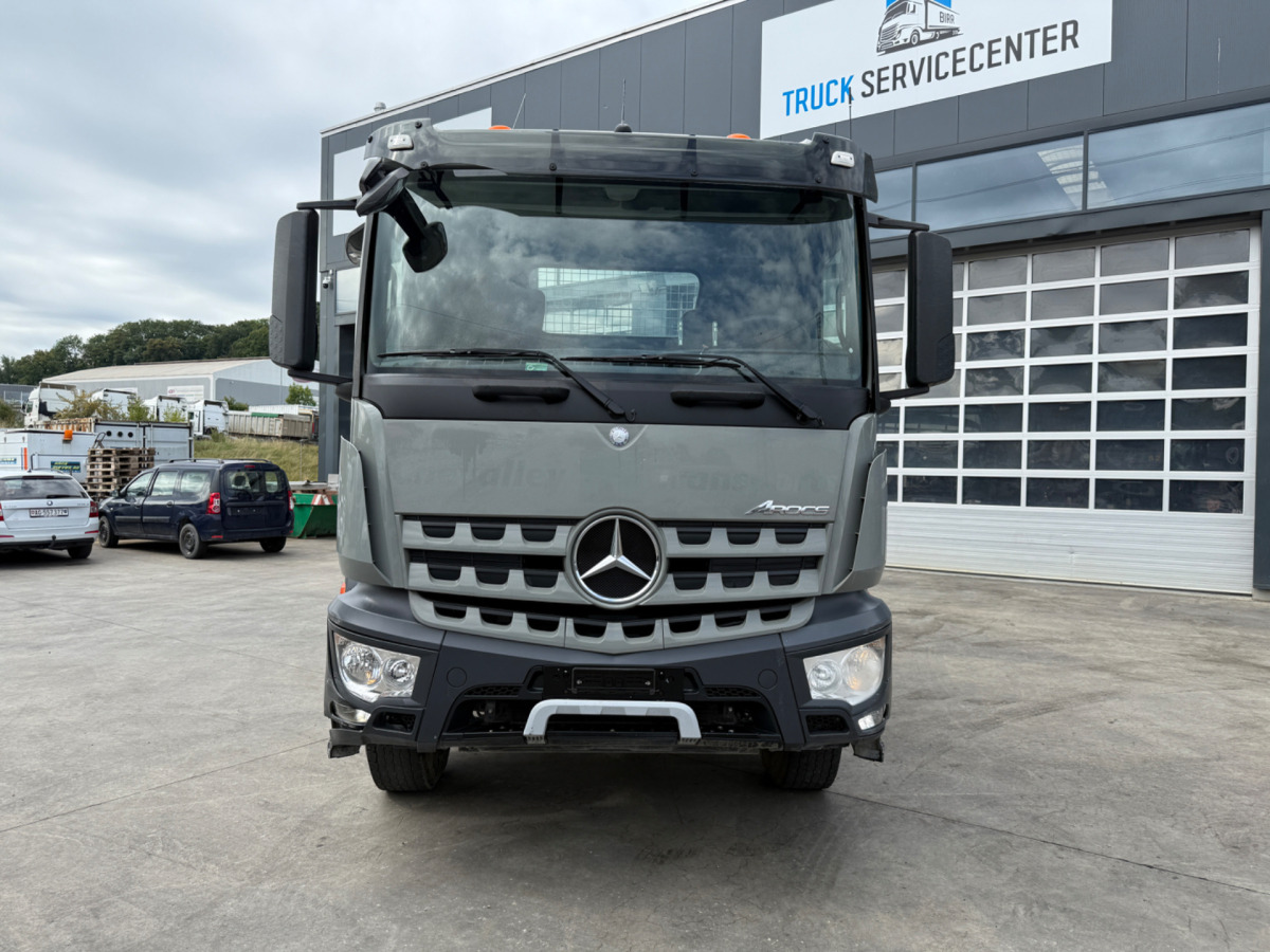 MERCEDES Arocs 1830 4x2 UT GIGANT 18T - Мултилифт за контейнери камион: снимка 2 MERCEDES Arocs 1830 4x2 UT GIGANT 18T - Мултилифт за контейнери камион: снимка 2