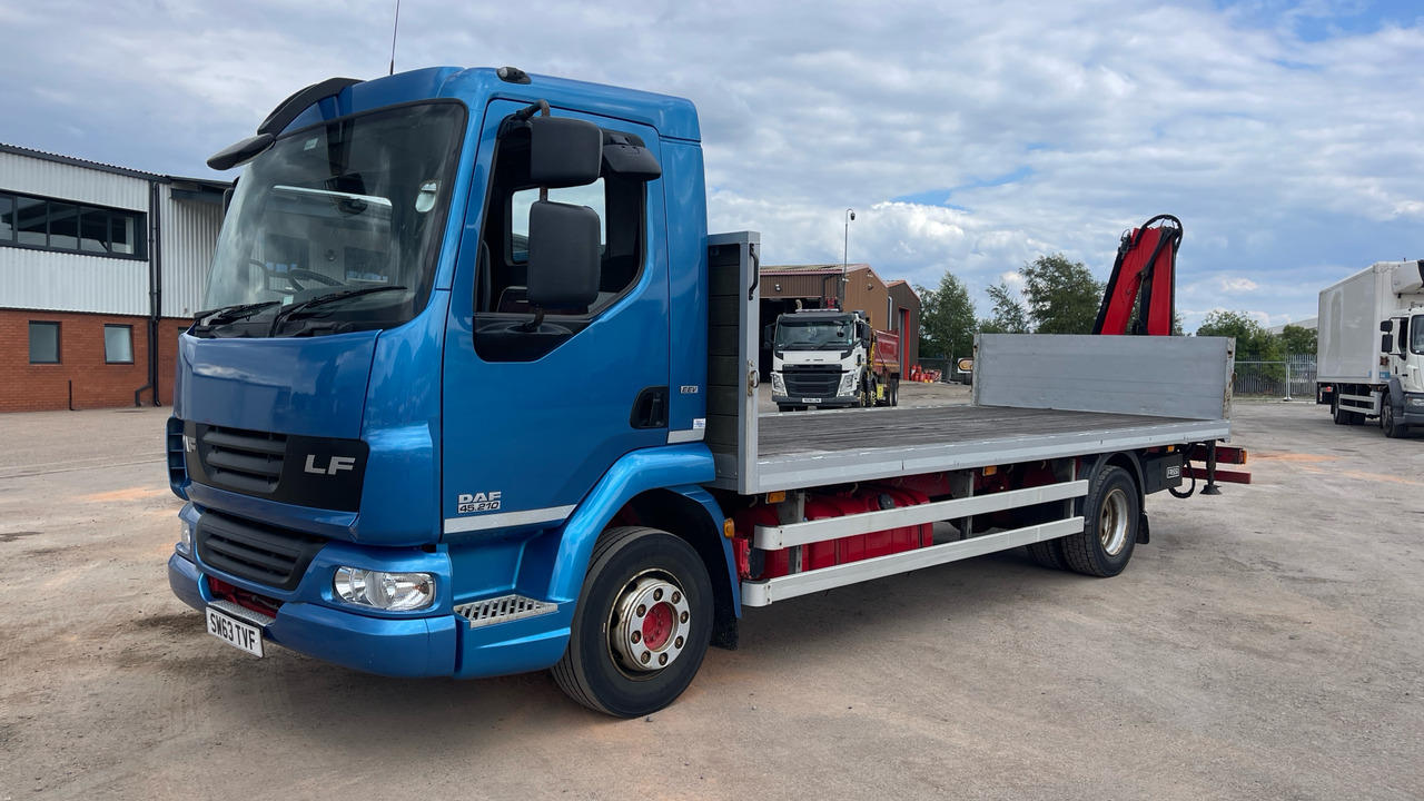 DAF LF 45.210 - Бордови камион, Камион с кран: снимка 2 DAF LF 45.210 - Бордови камион, Камион с кран: снимка 2