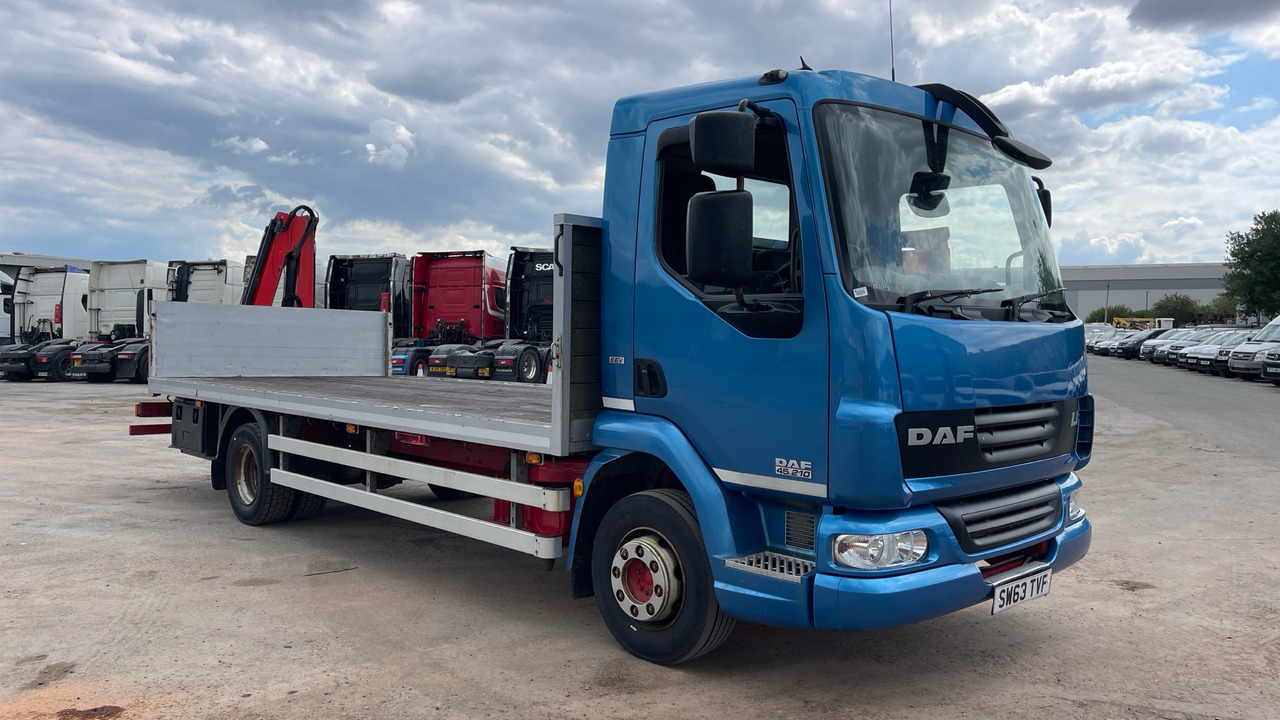 DAF LF 45.210 - Бордови камион, Камион с кран: снимка 1 DAF LF 45.210 - Бордови камион, Камион с кран: снимка 1