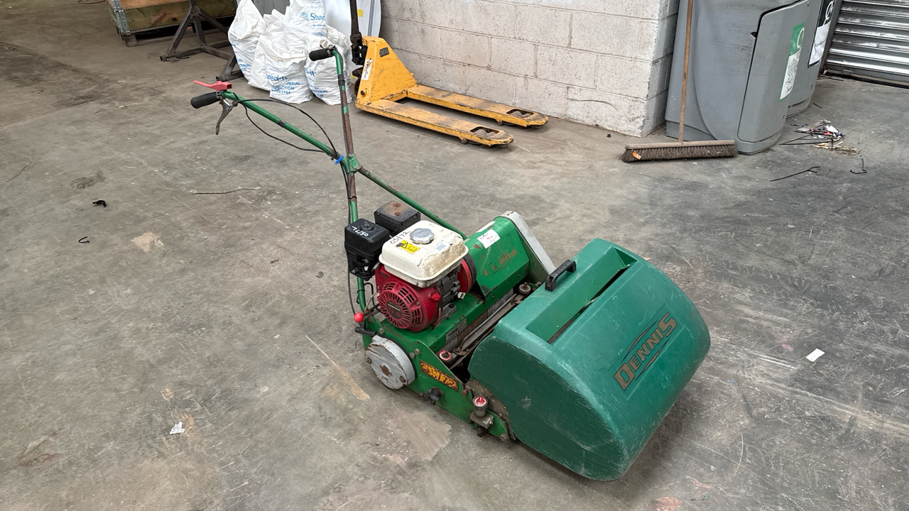 DENNIS FT20 PEDESTRIAN CYLINDER MOWER WITH 5K UNIT AND GRASS BOX - Строително оборудване: снимка 2 DENNIS FT20 PEDESTRIAN CYLINDER MOWER WITH 5K UNIT AND GRASS BOX - Строително оборудване: снимка 2