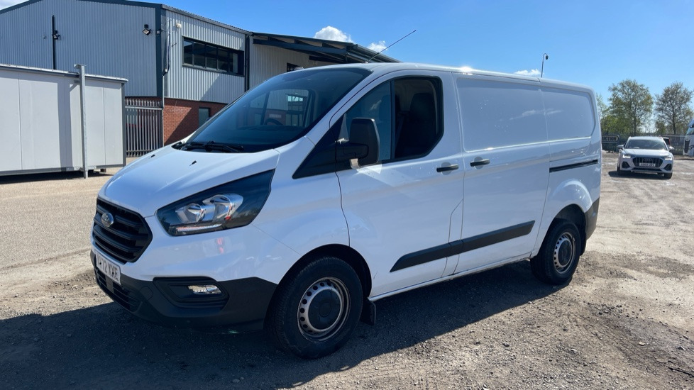 FORD TRANSIT CUSTOM 2.0 EcoBlue 130ps Low Roof Leader Van - Товарен бус: снимка 2 FORD TRANSIT CUSTOM 2.0 EcoBlue 130ps Low Roof Leader Van - Товарен бус: снимка 2