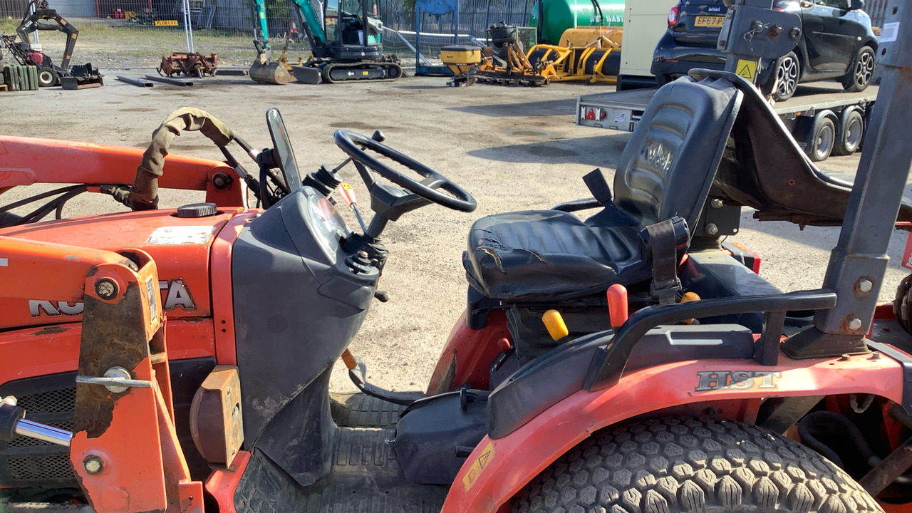 KUBOTA B2530 HST - Багер-товарач: снимка 5 KUBOTA B2530 HST - Багер-товарач: снимка 5