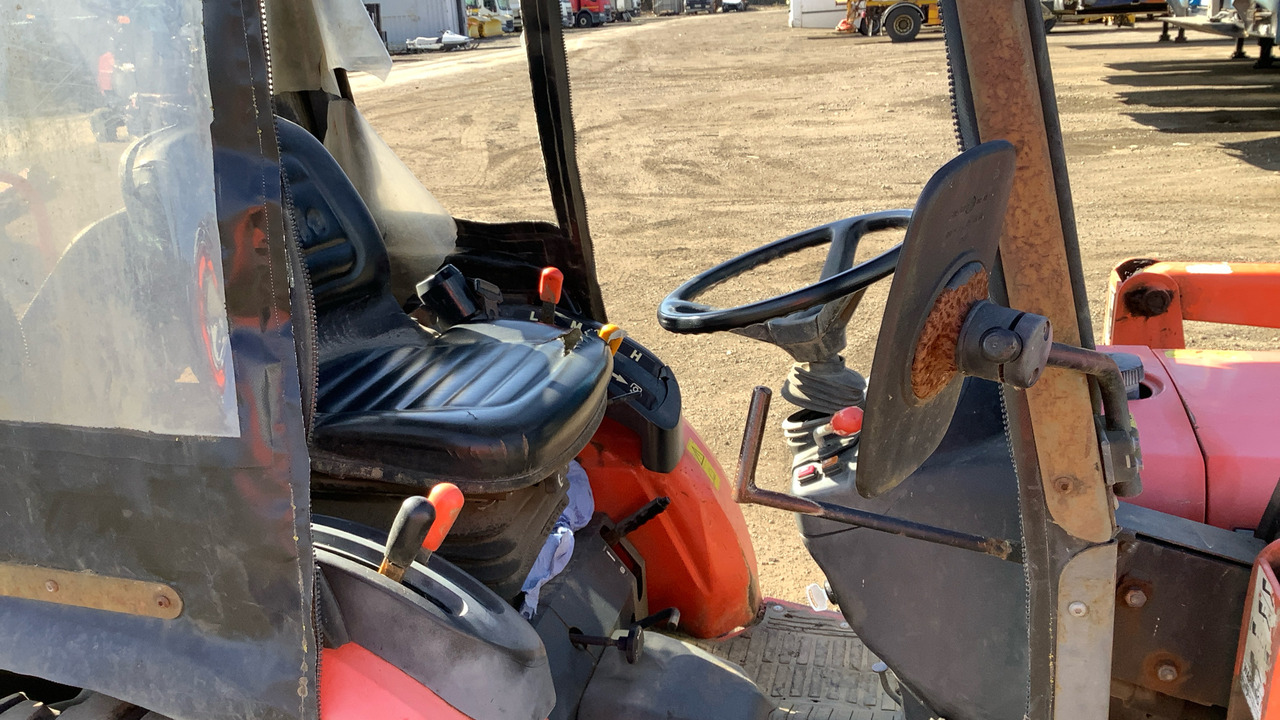 KUBOTA B3030 - Багер-товарач: снимка 5 KUBOTA B3030 - Багер-товарач: снимка 5