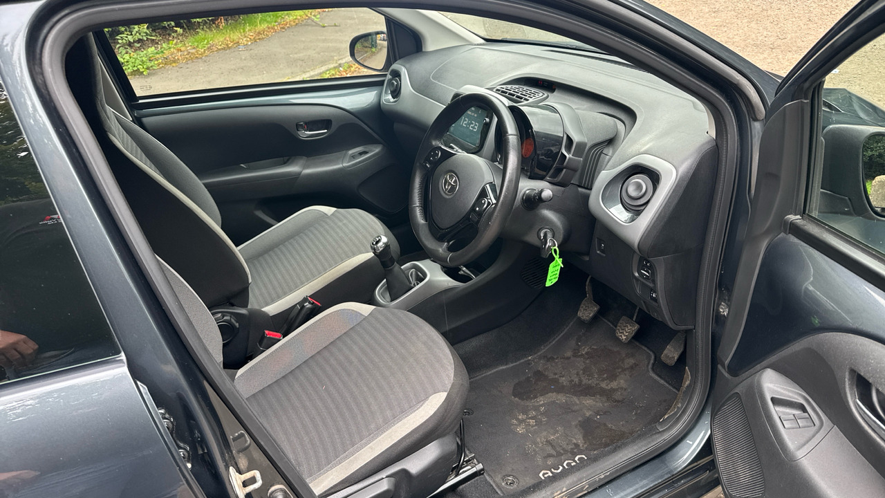 Toyota Aygo 1.0 VVT-i X-Play 5dr - Хечбек: снимка 5 Toyota Aygo 1.0 VVT-i X-Play 5dr - Хечбек: снимка 5