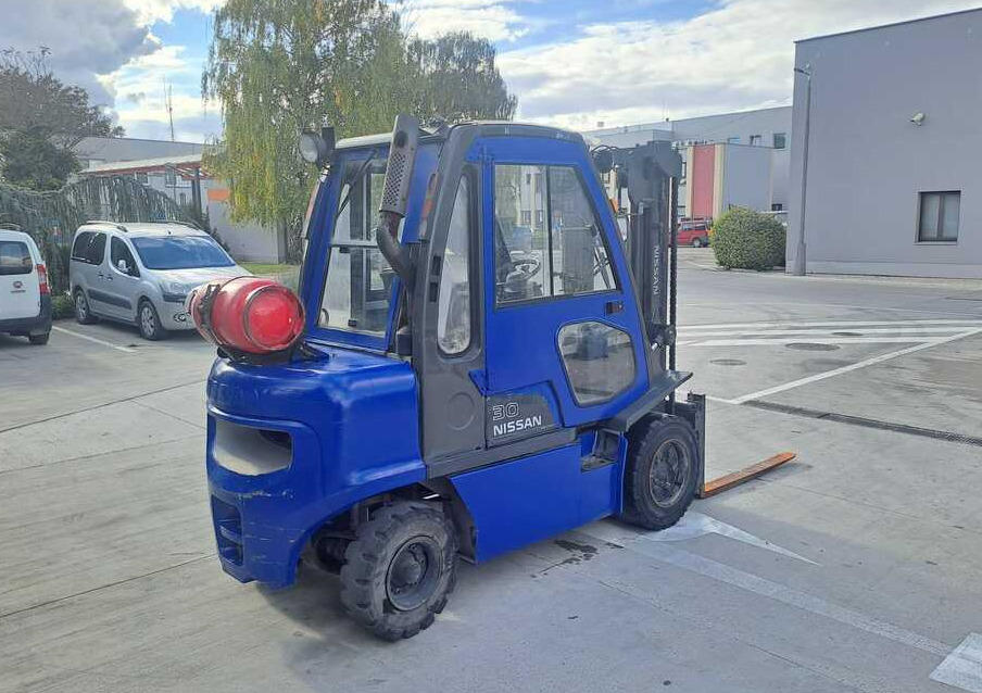 Nissan UG1D2E700683 - Газокар: снимка 4 Nissan UG1D2E700683 - Газокар: снимка 4