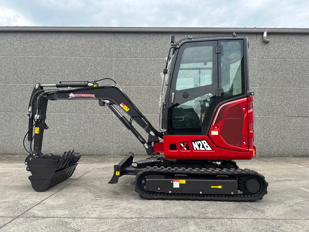 RHINOCEROS XN28 - Мини багер: снимка 1 RHINOCEROS XN28 - Мини багер: снимка 1