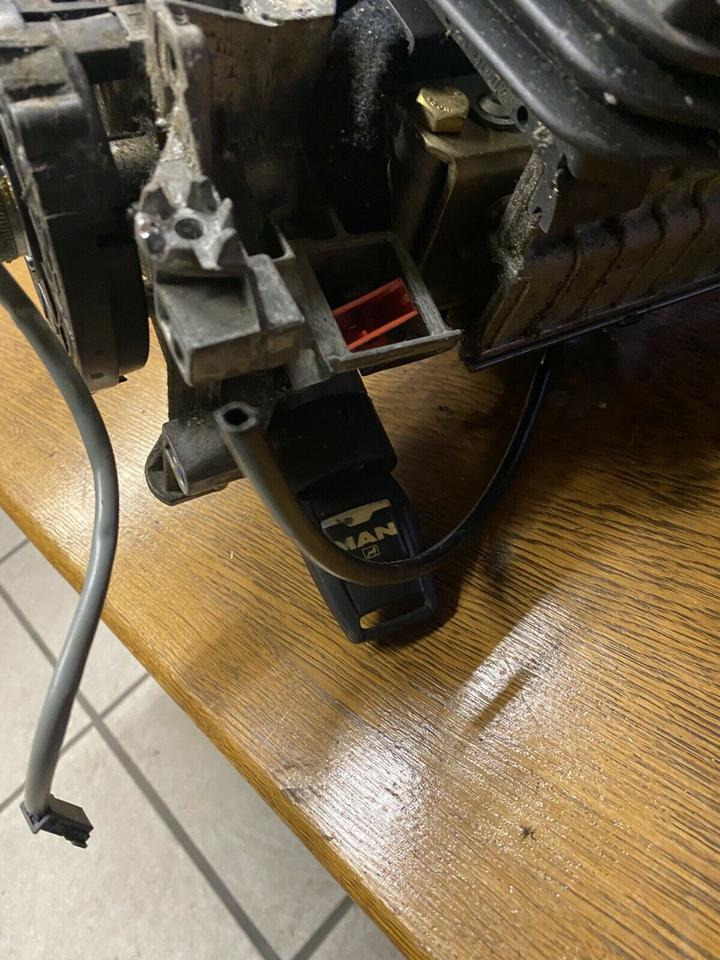 MAN TGL Lenksäule Lenkung mit Zündschloss & Schlüssel - Кормилна колона за Камион: снимка 3 MAN TGL Lenksäule Lenkung mit Zündschloss & Schlüssel - Кормилна колона за Камион: снимка 3