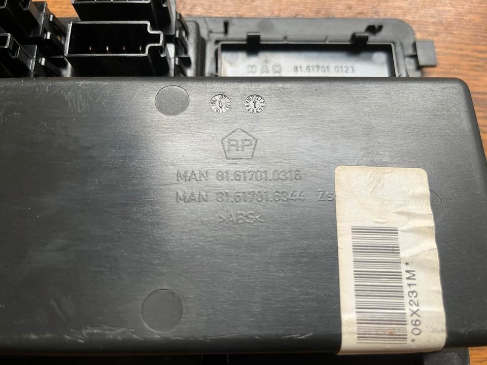 MAN TGX Schalterleiste Fensterheber Schalter 81.61701.0316 - Кабина и интериор за Камион: снимка 3 MAN TGX Schalterleiste Fensterheber Schalter 81.61701.0316 - Кабина и интериор за Камион: снимка 3