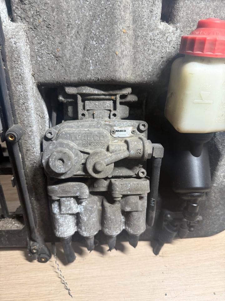 MAN WABCO Fußbremsventil 4800200090 - Части на спирачната система за Камион: снимка 2 MAN WABCO Fußbremsventil 4800200090 - Части на спирачната система за Камион: снимка 2