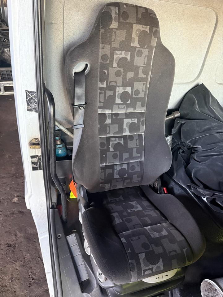Mercedes Atego 3 Beifahrersitz mit Luft - Седалка за Камион: снимка 1 Mercedes Atego 3 Beifahrersitz mit Luft - Седалка за Камион: снимка 1