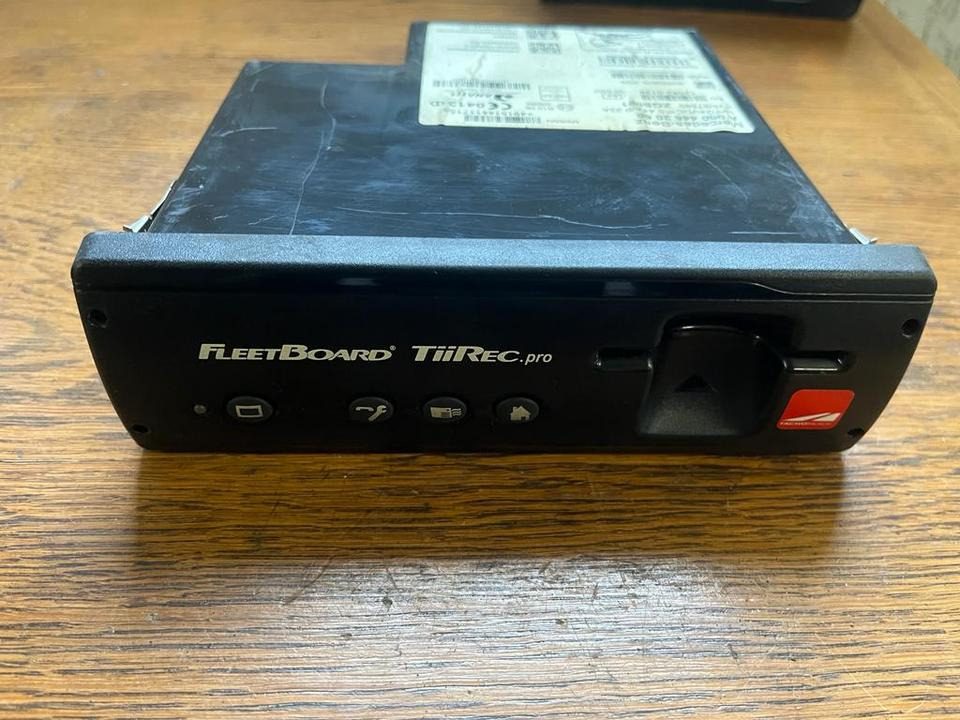 Mercedes-Benz Actros MP4 Tachograph FLEETBOARD A0004462060 - Тахограф за Камион: снимка 1 Mercedes-Benz Actros MP4 Tachograph FLEETBOARD A0004462060 - Тахограф за Камион: снимка 1