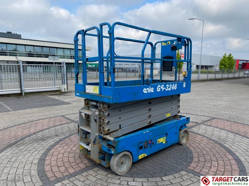 Genie GS-3246 Electric Scissor Work Lift 1175cm - Ножична работна платформа: снимка 3 Genie GS-3246 Electric Scissor Work Lift 1175cm - Ножична работна платформа: снимка 3
