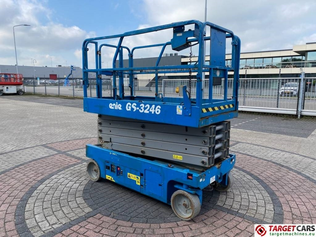 Genie GS-3246 Electric Scissor Work Lift 1175cm - Ножична работна платформа: снимка 2 Genie GS-3246 Electric Scissor Work Lift 1175cm - Ножична работна платформа: снимка 2