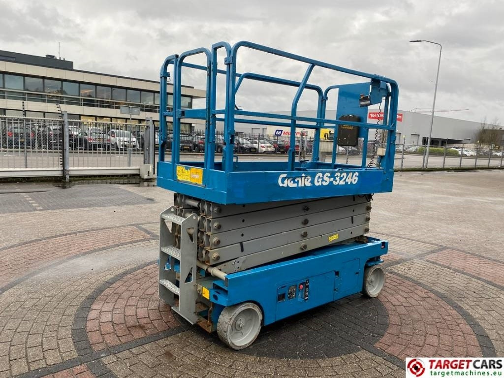 Genie GS-3246 Electric Scissor Work Lift 1175cm - Ножична работна платформа: снимка 3 Genie GS-3246 Electric Scissor Work Lift 1175cm - Ножична работна платформа: снимка 3