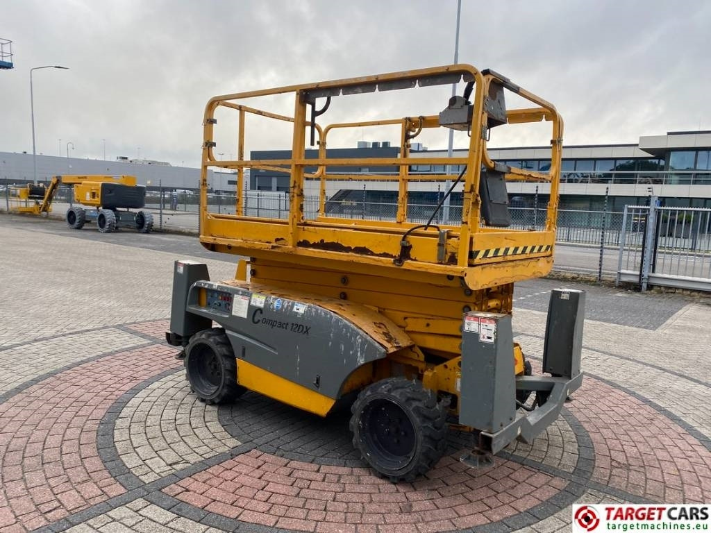 Haulotte Compact 12DX Diesel 4x4 Scissor Work Lift 1206cm - Ножична работна платформа: снимка 2 Haulotte Compact 12DX Diesel 4x4 Scissor Work Lift 1206cm - Ножична работна платформа: снимка 2