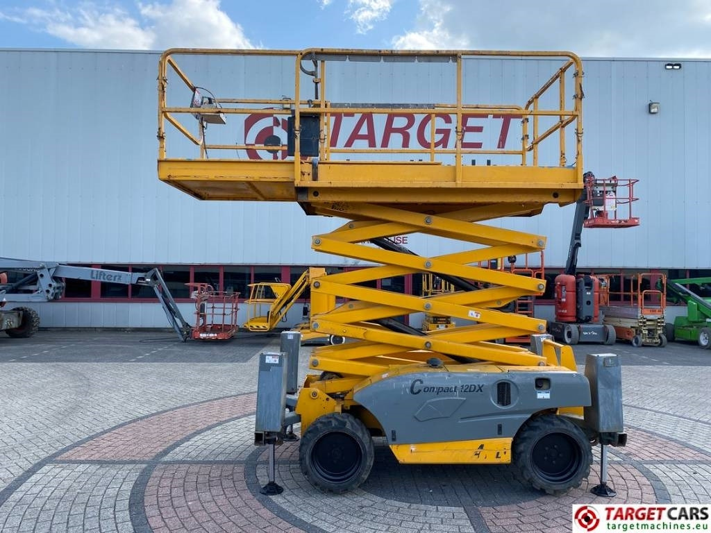 Haulotte Compact 12DX Diesel 4x4 Scissor Work Lift 1206cm - Ножична работна платформа: снимка 5 Haulotte Compact 12DX Diesel 4x4 Scissor Work Lift 1206cm - Ножична работна платформа: снимка 5