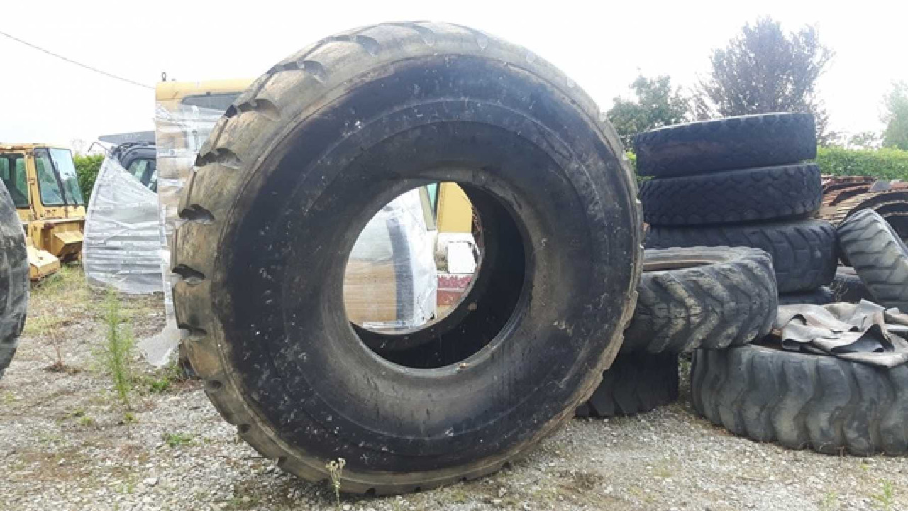 BRIDGESTONE 29/5R35 Pneumatici 29.5R35 in buone condizioni - Гума за Строителна техника: снимка 3 BRIDGESTONE 29/5R35 Pneumatici 29.5R35 in buone condizioni - Гума за Строителна техника: снимка 3