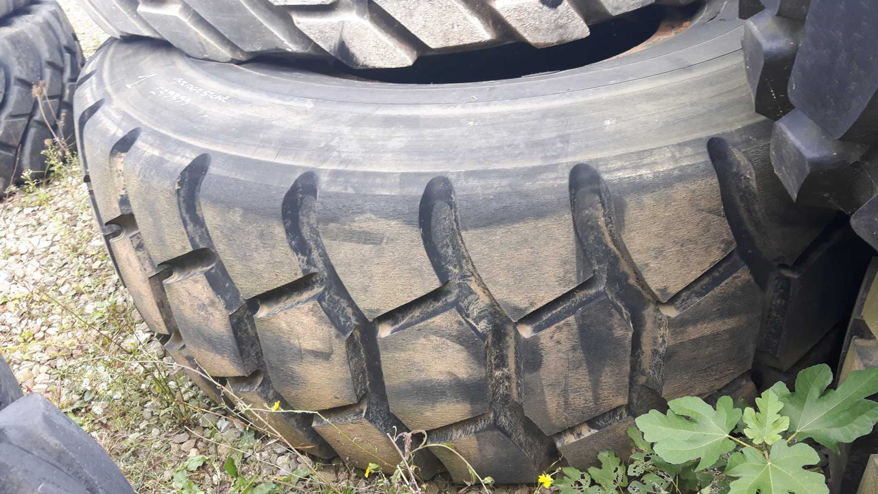 BRIDGESTONE 29/5R35 Pneumatici 29.5R35 in buone condizioni - Гума за Строителна техника: снимка 2 BRIDGESTONE 29/5R35 Pneumatici 29.5R35 in buone condizioni - Гума за Строителна техника: снимка 2