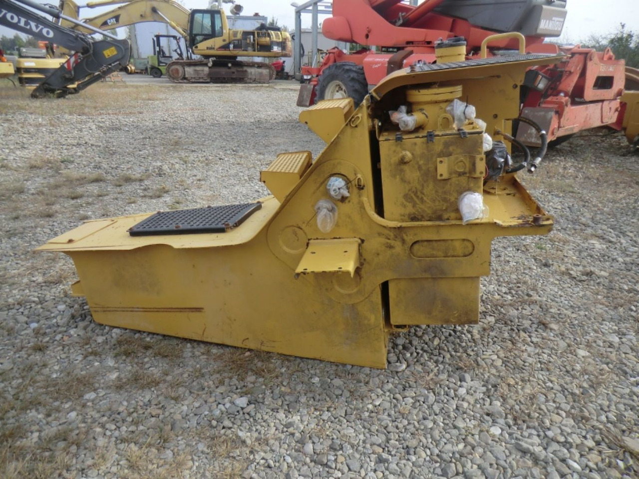 Caterpillar 735 Serbatoio gasolio - Резервоар за гориво за Строителна техника: снимка 2 Caterpillar 735 Serbatoio gasolio - Резервоар за гориво за Строителна техника: снимка 2