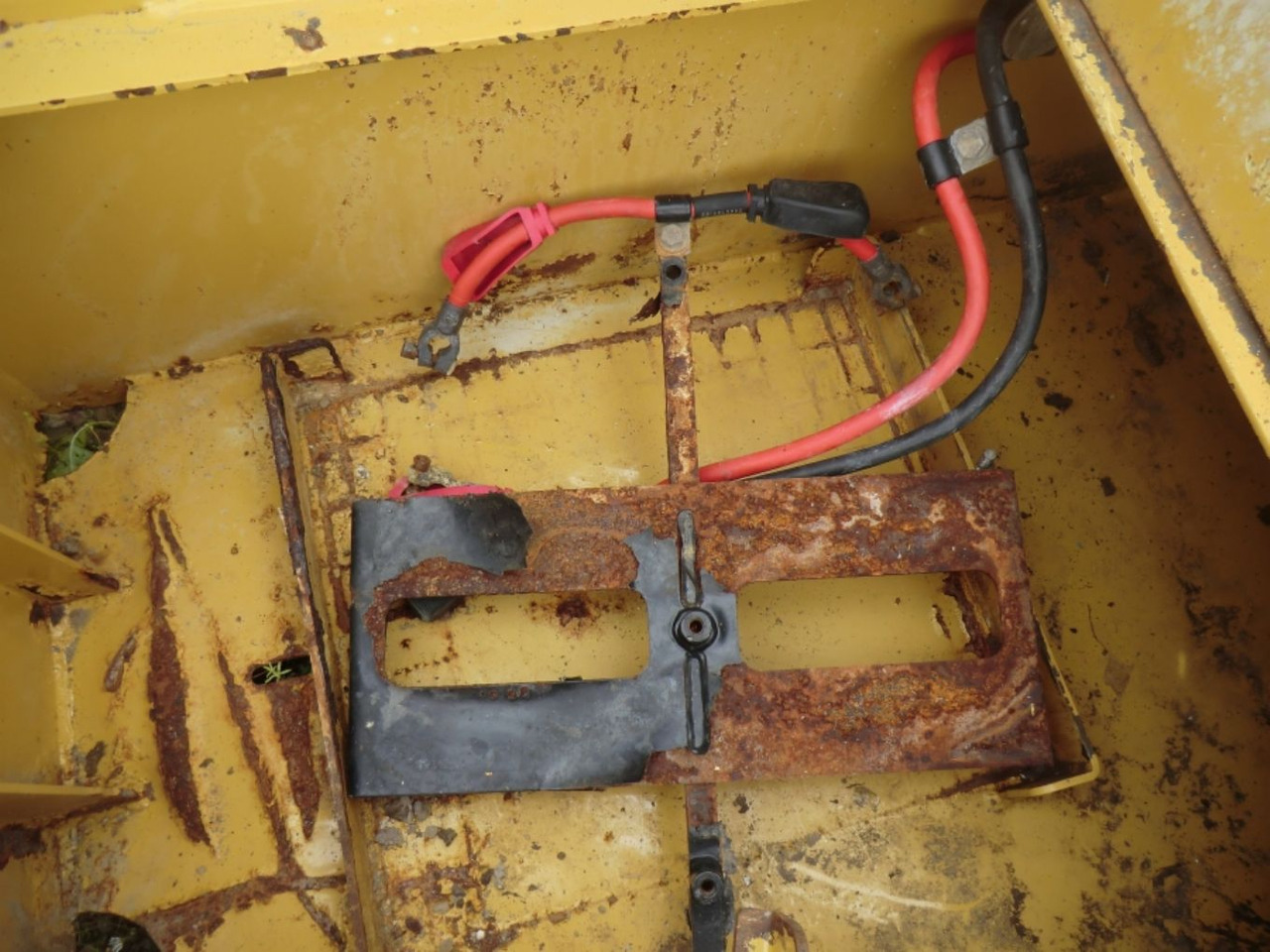Caterpillar 735 Serbatotio olio idraulico, completo di porta batterie, quadro elettrico. - Хидравличен резервоар за Строителна техника: снимка 5 Caterpillar 735 Serbatotio olio idraulico, completo di porta batterie, quadro elettrico. - Хидравличен резервоар за Строителна техника: снимка 5