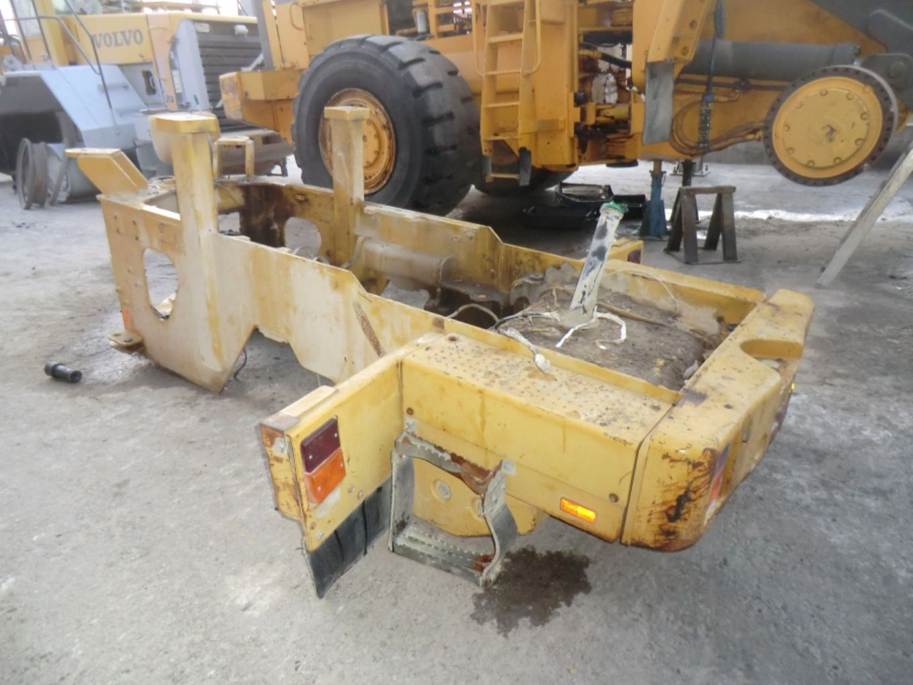 Caterpillar 928G TELAIO POSTERIORE COMPLETO DI SERBATOIO GASOLIO E CONTRAPPESI LATERALI - Резервоар за гориво за Строителна техника: снимка 3 Caterpillar 928G TELAIO POSTERIORE COMPLETO DI SERBATOIO GASOLIO E CONTRAPPESI LATERALI - Резервоар за гориво за Строителна техника: снимка 3