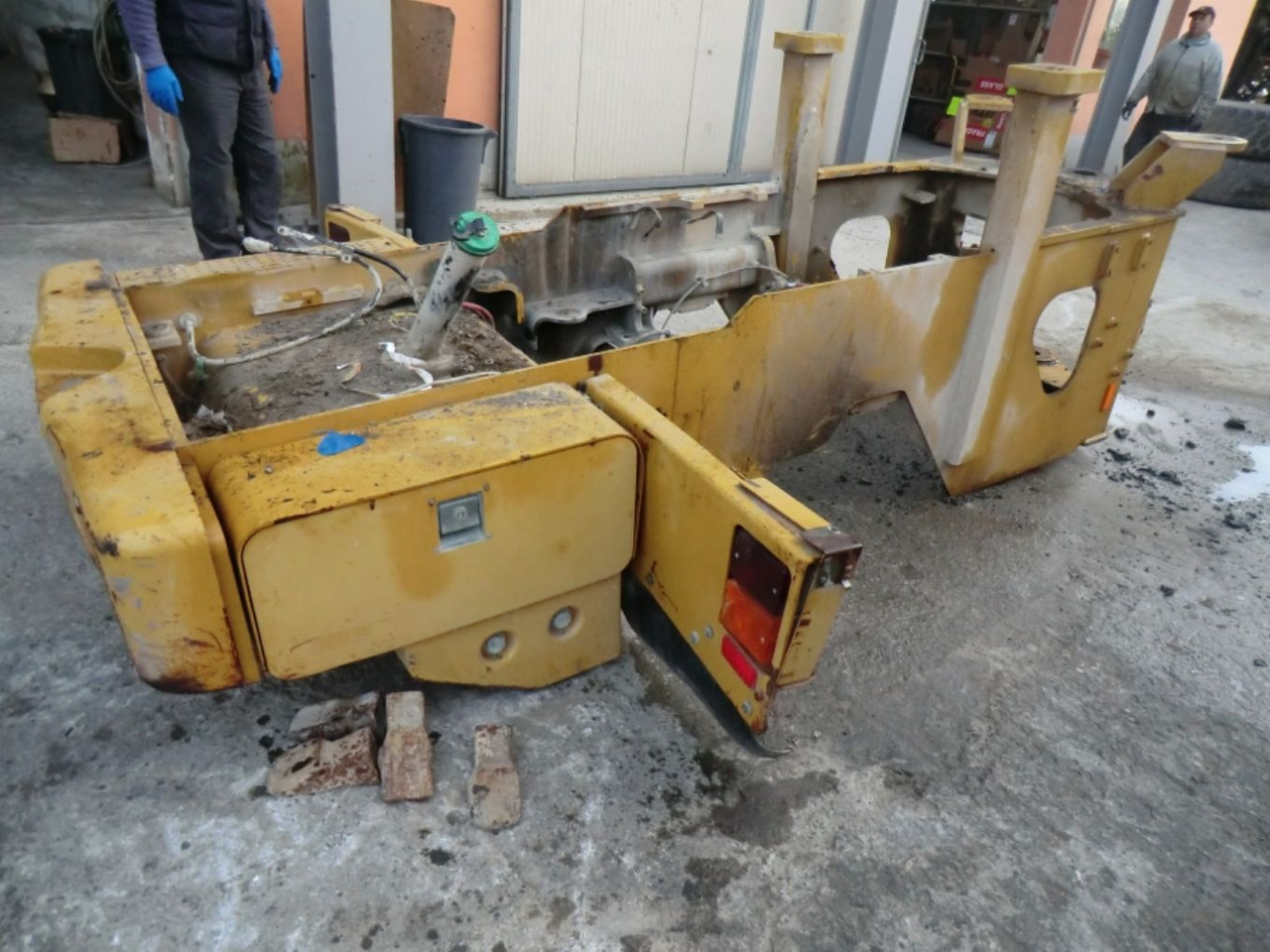 Caterpillar 928G TELAIO POSTERIORE COMPLETO DI SERBATOIO GASOLIO E CONTRAPPESI LATERALI - Резервоар за гориво за Строителна техника: снимка 4 Caterpillar 928G TELAIO POSTERIORE COMPLETO DI SERBATOIO GASOLIO E CONTRAPPESI LATERALI - Резервоар за гориво за Строителна техника: снимка 4