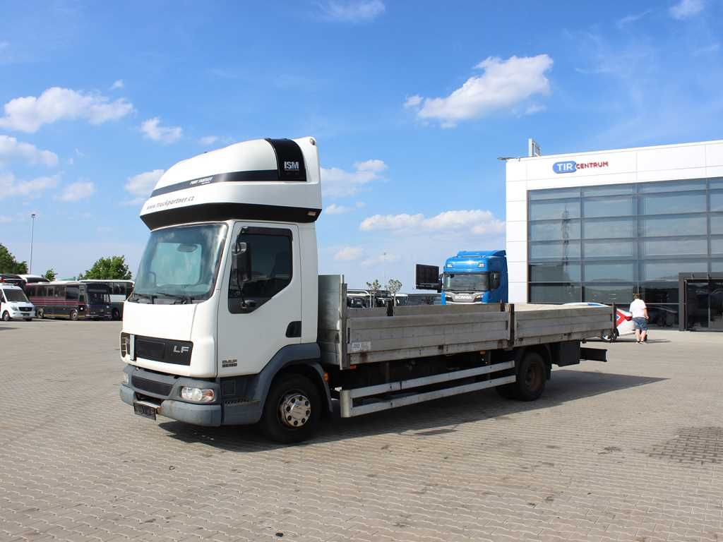 DAF LF 45.180, SLEEPING CABIN, EURO 3, PNEU 80% - Камион с брезент: снимка 1 DAF LF 45.180, SLEEPING CABIN, EURO 3, PNEU 80% - Камион с брезент: снимка 1