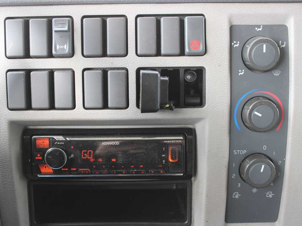 Камион с брезент Volvo FL 240, EURO 5: снимка 12