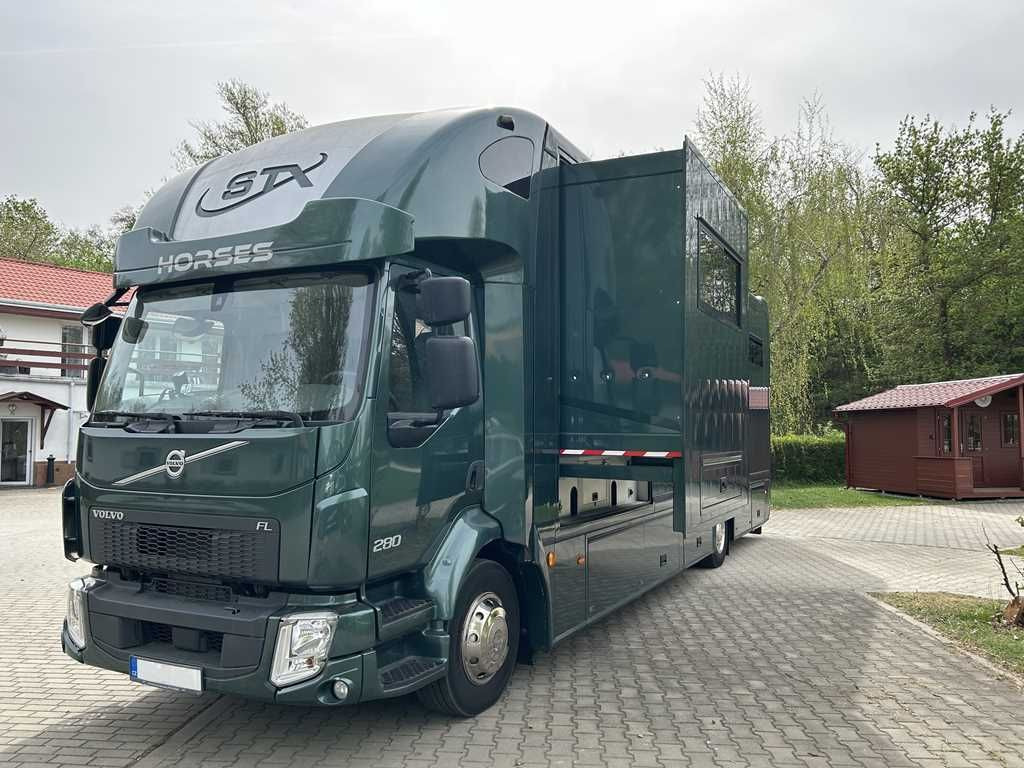 Volvo STX FL, 6 PEOPLE, 5 HORSES, CAMERA, 2X TAIL LIFT - Камион за коне: снимка 1 Volvo STX FL, 6 PEOPLE, 5 HORSES, CAMERA, 2X TAIL LIFT - Камион за коне: снимка 1