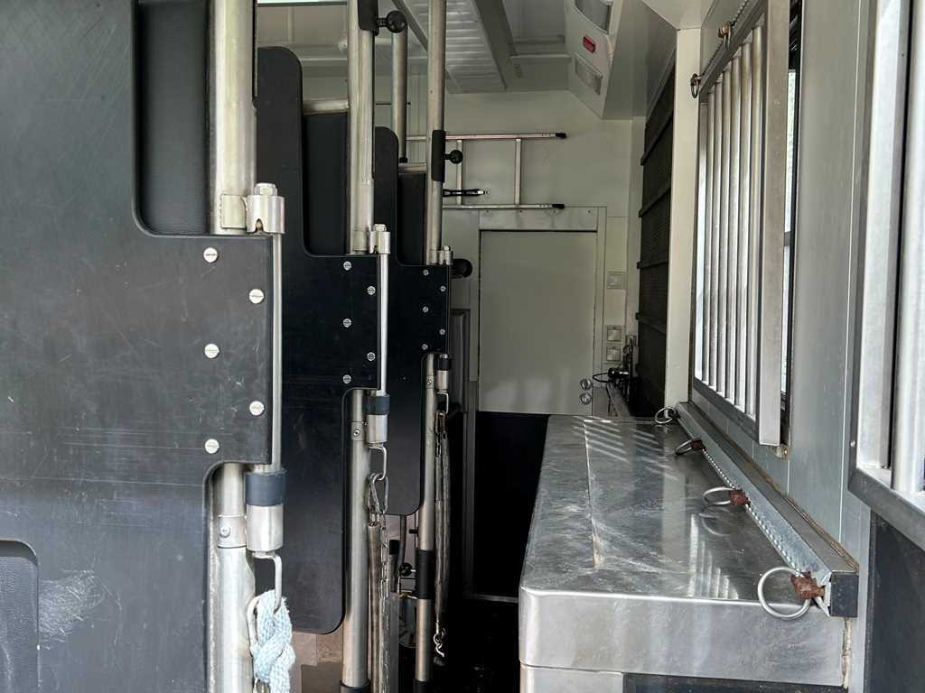 Volvo STX FL, FOR 6 PEOPLE, FOR TRANSPORTING FIVE HORSES, CAMERA, 2X HYDRAULIC FRONT - Камион за коне: снимка 5 Volvo STX FL, FOR 6 PEOPLE, FOR TRANSPORTING FIVE HORSES, CAMERA, 2X HYDRAULIC FRONT - Камион за коне: снимка 5