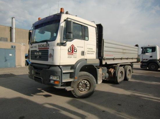 MAN TGA 26.360 6x4 Kipper, Manuel, E3 Schwarzmüller 3-Seitenkipper - Самосвал камион: снимка 1 MAN TGA 26.360 6x4 Kipper, Manuel, E3 Schwarzmüller 3-Seitenkipper - Самосвал камион: снимка 1