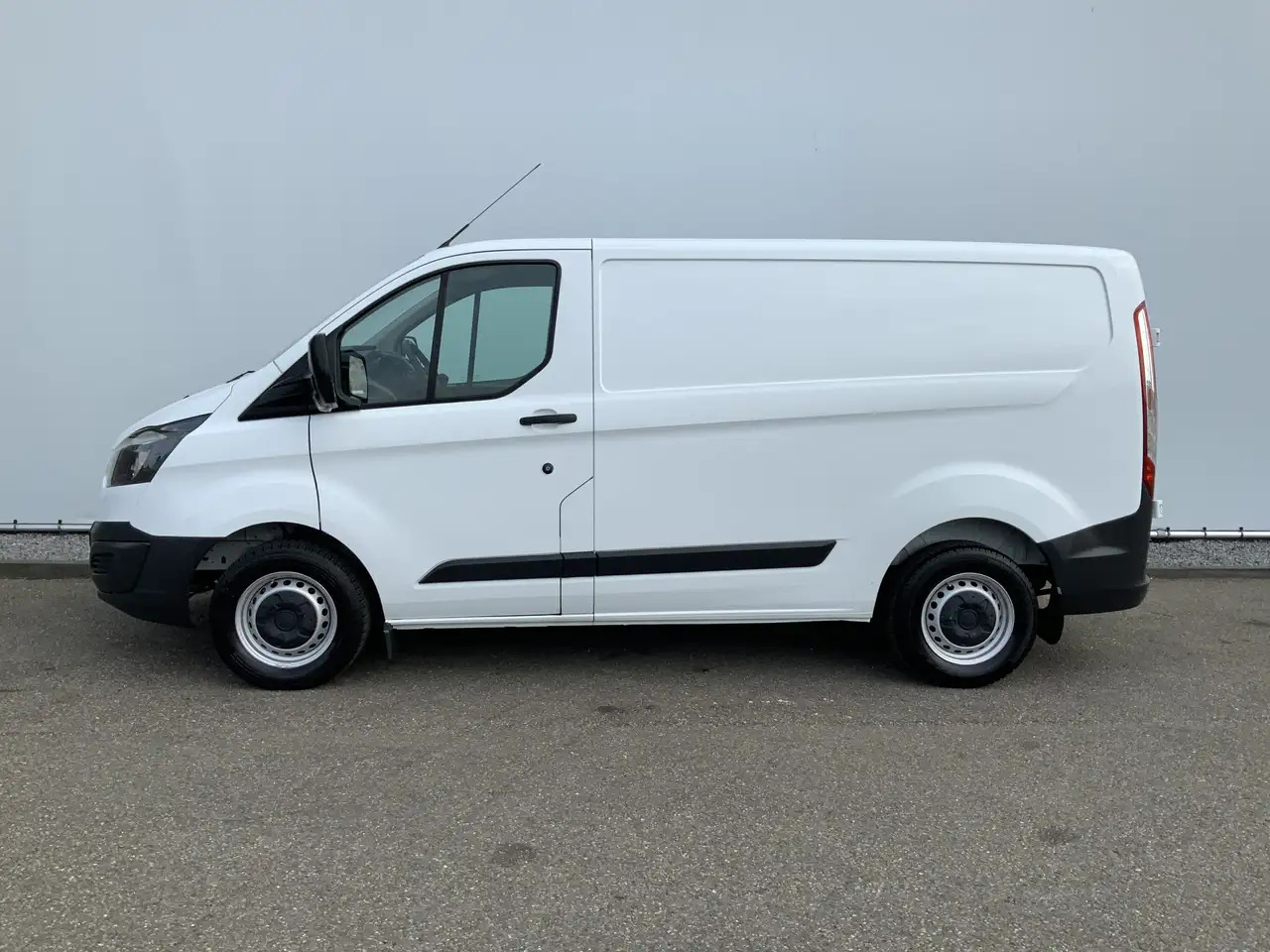 Ford Transit Custom 270 2.2 TDCI L1H1 Economy Edition Airco Cruise 3 Z - Товарен бус: снимка 3 Ford Transit Custom 270 2.2 TDCI L1H1 Economy Edition Airco Cruise 3 Z - Товарен бус: снимка 3
