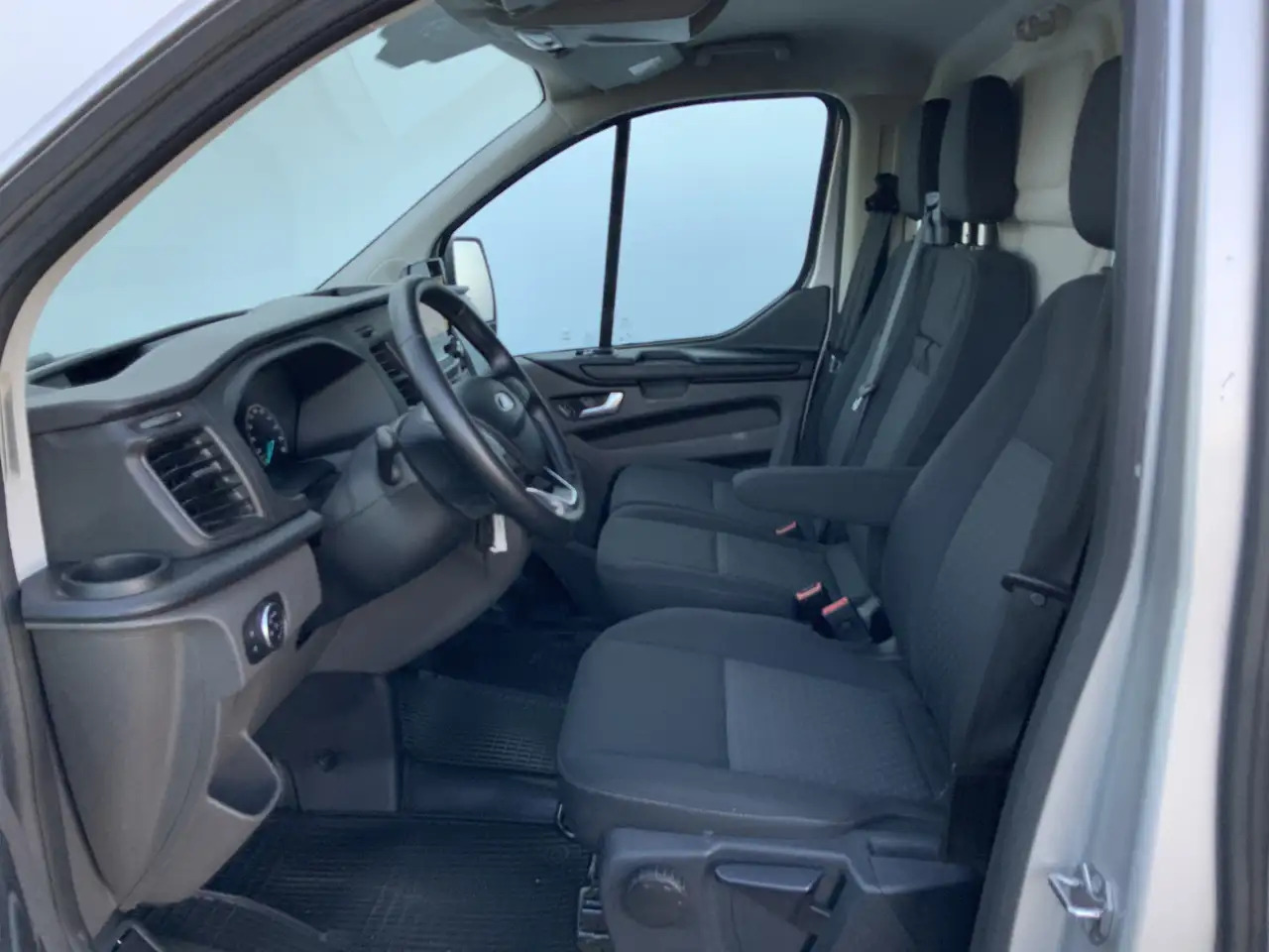 Ford Transit Custom 300 2.0 TDCI L1H1 Limited Airco Cruise Camera 3 Zi - Товарен бус: снимка 4 Ford Transit Custom 300 2.0 TDCI L1H1 Limited Airco Cruise Camera 3 Zi - Товарен бус: снимка 4