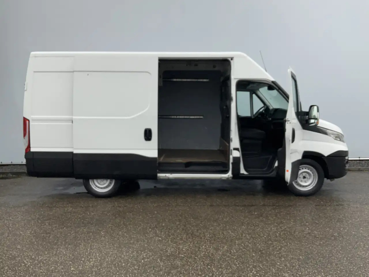 Iveco Daily 35S13V 2.3 352 H2 L3 Airco 3 Zits Opstap Euro 5 - Товарен бус: снимка 4 Iveco Daily 35S13V 2.3 352 H2 L3 Airco 3 Zits Opstap Euro 5 - Товарен бус: снимка 4