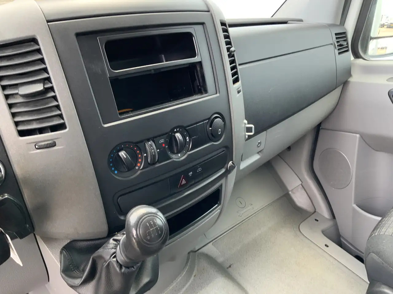 Лизинг на Mercedes-Benz Sprinter 311 2.2 CDI 366 ijsAuto - 40 C. Deuren 10 Euro 6 Mercedes-Benz Sprinter 311 2.2 CDI 366 ijsAuto - 40 C. Deuren 10 Euro 6: снимка 6